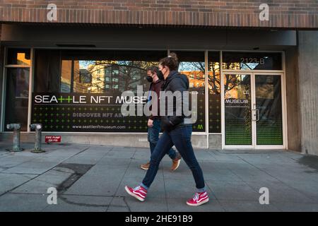 Seattle, Stati Uniti. 9 Jan 2022. Persone che passano il nuovo museo NFT di Seattle nel quartiere Belltown al 2123-B 1st Ave. Il nuovo museo digitale è previsto per l'apertura il 14th gennaio appena a nord del centro. L'arte digitale a token non-fungibile è in crescita sostanzialmente l'anno scorso, alcuni pezzi di vendita per milioni di dollari. Credit: James Anderson/Alamy Live News Foto Stock