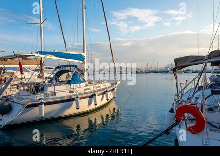 Barche nel porto dell'isola greca di Egina, Grecia al tramonto. Foto Stock