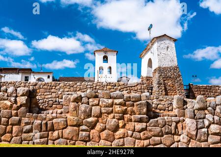 Chiesa a Inca rovine a Chinchero in Perù Foto Stock