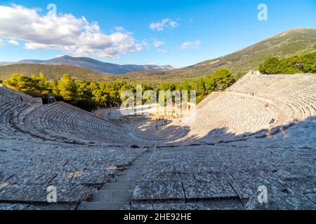 L'antico Teatro di Epidauro un sito greco del 4th a.C., parte dell'Asklepieion, un centro di guarigione dell'antica Grecia. Foto Stock