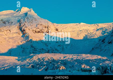 Il sole tramonta sulle cime del Parco Nazionale Vatnajokull Foto Stock