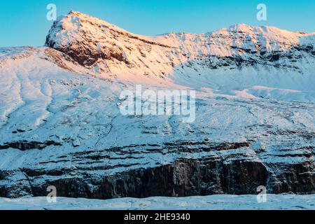 Il sole tramonta sulle cime del Parco Nazionale Vatnajokull Foto Stock