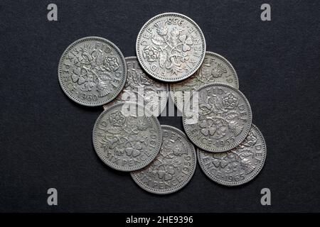 Pila di pre decimale Sixpences britannico Foto Stock