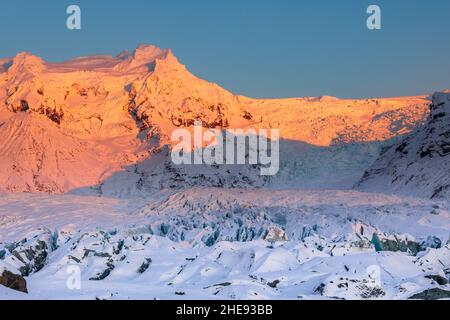 Il sole tramonta sulle cime del Parco Nazionale Vatnajokull Foto Stock