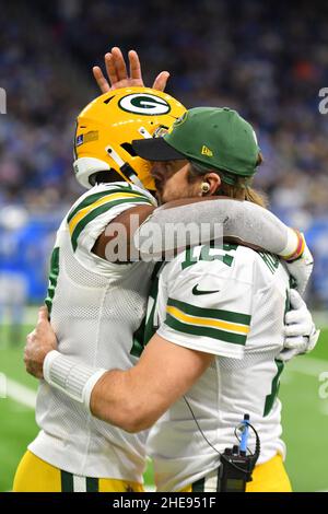 Detroit, Stati Uniti. . 09th Jan 2022. DETROIT, MI - GENNAIO 9: Green Bay Packers quarterback (12) Aaron Rodgers si congratula con i Rookie Green Bay Packers Running Back (27) Patrick Taylor per il suo primo touchdown NFL durante la partita NFL tra Green Bay Packers e Detroit Lions il 9 gennaio 2022 presso Ford Field di Detroit, MI (Photo by Allan Dranberg/CSM) credito: CAL Sport Media/Alamy Live News Foto Stock