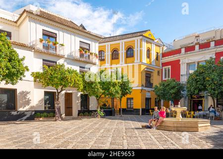 I turisti apprezzano la Plaza de la Alianza fuori dal Royal Alcazar nel quartiere Barrio Santa Cruz di Siviglia, Spagna. Foto Stock