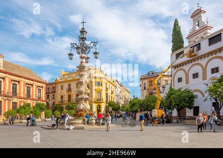 Plaza Virgen de los Reyes con turisti e locali in una giornata d'autunno nel quartiere Barrio Santa Cruz di Siviglia. Foto Stock