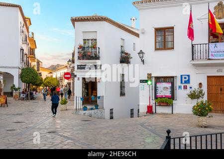 La piazza principale della città nel villaggio collinare di Zahara de la Sierra, uno dei villaggi bianchi nella zona di Malaga, Cadice e Siviglia del sud della Spagna Foto Stock