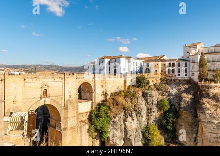 Il Puente Nuevo, il vecchio ponte in pietra che attraversa la gola di El Tajo nella città montagnosa di Ronda, nella provincia di Malaga, nel sud della Spagna. Foto Stock