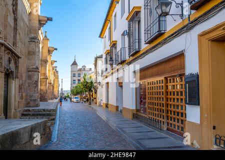 Le mura esterne, la strada e i negozi lungo la cattedrale della moschea Mezquita nella città andalusa di Cordoba, Spagna. Foto Stock