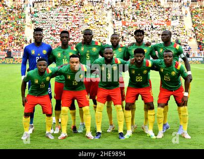 Yaounde, Camerun. 9th Jan 2022. I giocatori del Camerun posano per le foto di gruppo prima del Gruppo Una partita di calcio tra Camerun e Burkina Faso alla Coppa delle nazioni dell'Africa allo Stadio Olembe di Yaounde, Camerun, 9 gennaio 2022. Credit: Kepseu/Xinhua/Alamy Live News Foto Stock