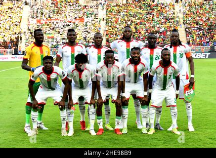 Yaounde, Camerun. 9th Jan 2022. I giocatori del Burkina Faso posano per foto di gruppo prima del gruppo Una partita di calcio tra Camerun e Burkina Faso alla Coppa delle nazioni dell'Africa allo Stadio Olembe di Yaounde, Camerun, 9 gennaio 2022. Credit: Kepseu/Xinhua/Alamy Live News Foto Stock