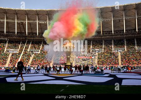 Yaounde. 9th Jan 2022. La foto scattata il 9 gennaio 2022 mostra una visione generale della cerimonia di apertura della Coppa delle nazioni dell'Africa allo Stadio Olembe di Yaounde, Camerun. Credit: Kepseu/Xinhua/Alamy Live News Foto Stock