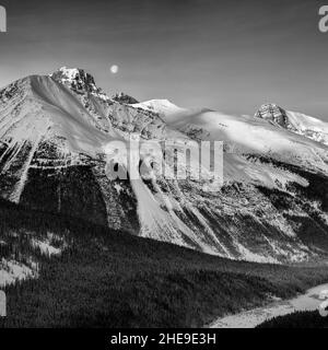 Canada, Alberta, Jasper National Park, Moon Setting Over Winston Churchill Range (BW) Foto Stock