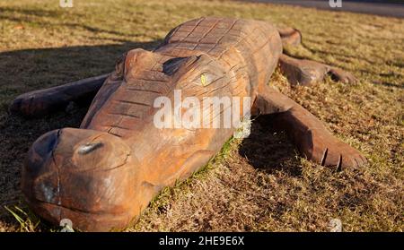 Umea, Norrland Svezia - 14 aprile 2021: Scultura in legno raffigurante un coccodrillo in un cortile scolastico Foto Stock