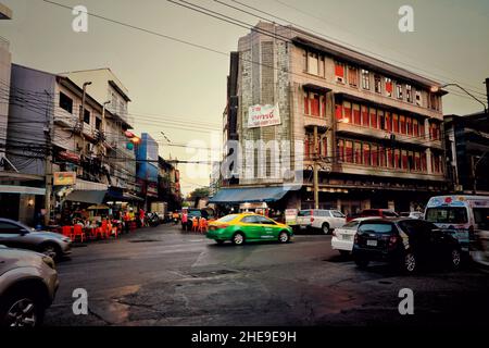 Strada trafficata a Bangkok Chinatown a Khet Samphanthawong, Bangkok, Thailandia Foto Stock