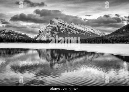 Canada, Alberta, Banff National Park, Mount Rundle e Vermilion Lakes at Dawn (BW) Foto Stock