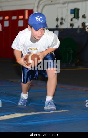 San Diego Chargers Visita USS Ronald Reagan 130828 Foto Stock