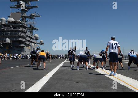 San Diego Chargers Visita USS Ronald Reagan 130828 Foto Stock