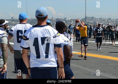 San Diego Chargers Visita USS Ronald Reagan 130828 Foto Stock