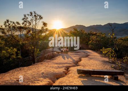 PAI Canyon durante il tramonto a Pai Mae Hong Son Thailandia del Nord, i turisti godono il bellissimo tramonto al Pai Canyon, o Kong LAN come si chiama in tailandese. Foto Stock