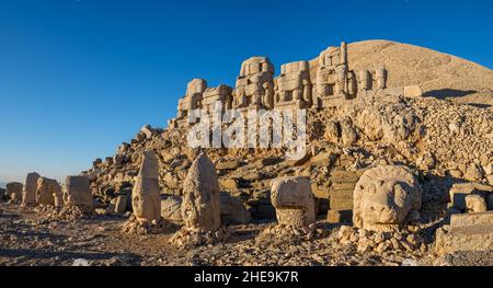 Statue antiche sul monte Nemrut all'alba, Turchia Foto Stock