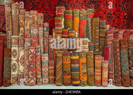 Varietà di splendidi tappeti orientali nel tradizionale negozio di tappeti in Medio Oriente Foto Stock