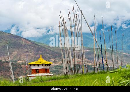 Chorten e bandiere di preghiera sul risone in Himalaya, Punakha, Bhutan Foto Stock