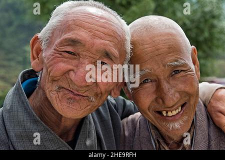 Due vecchi uomini sorridenti, Haa, Bhutan Foto Stock