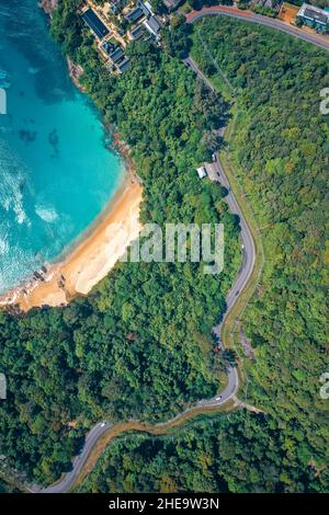 Vista aerea della spiaggia di Laem Singh a Phuket, Thailandia Foto Stock