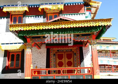 Design colorato su una parete del monastero Tawang Monastero Arunachal Prodesh, opera d'arte di un monastero, cultura del Buddha, luogo turistico nel nord-est dell'India Foto Stock