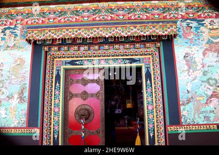 Design colorato su una parete di un monastero a Tawang Arunachal Prodesh, India, opera d'arte di una porta di un monastero, cultura buddista Foto Stock