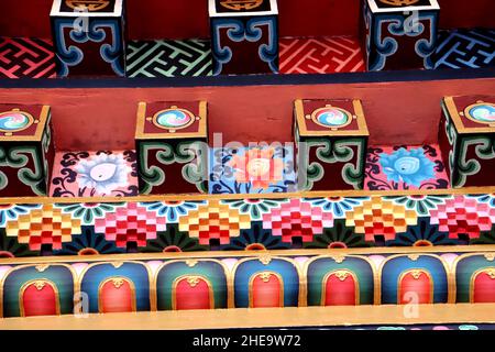 Design colorato su una parete di un monastero a Tawang Arunachal Prodesh, India, opera d'arte di un monastero, cultura buddista Foto Stock