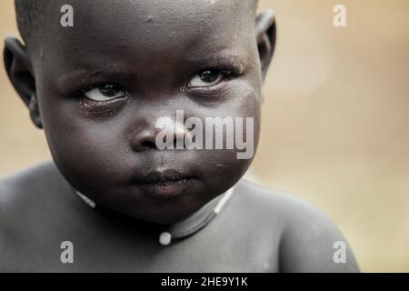 Omo River Valley, Etiopia, 2020 novembre, Ritratto di un bambino della tribù Mursi Foto Stock