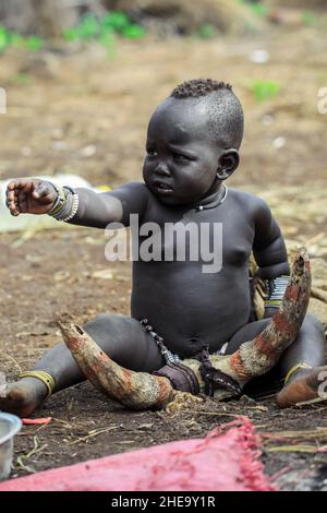 Omo River Valley, Etiopia, 2020 novembre, Ritratto di un bambino della tribù Mursi Foto Stock