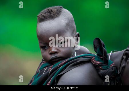 Omo River Valley, Etiopia, 2020 novembre, Ritratto di un bambino della tribù Mursi Foto Stock