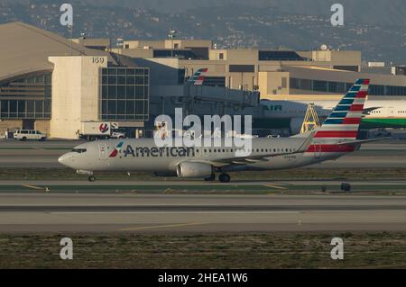 American Airlines Boeing 737-823 con registrazione N981NN mostrato rullaggio all'aeroporto internazionale di Los Angeles (LAX). Foto Stock