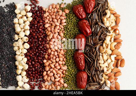 Ingredienti crudi che fanno il porridge di Laba, il congee tradizionale cinese servito al festival di Laba. Vista dall'alto Foto Stock