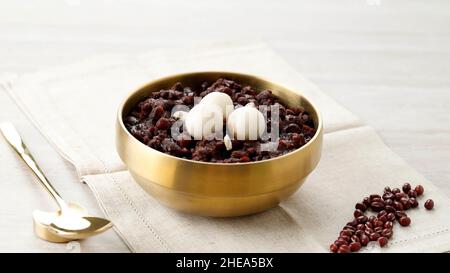 Cibo tradizionale coreano porridge di fagioli rossi con torta di riso, popolare come Patjuk Dongji Foto Stock