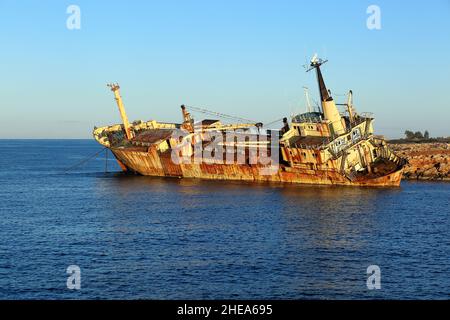Il vecchio relitto corroso di una nave che si arenò al largo delle coste di Cipro. Foto Stock
