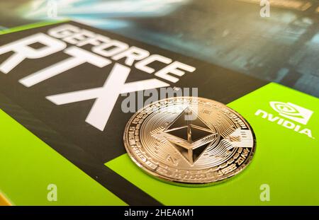 Penang, Malesia - 9 gennaio 2022: Moneta gettone Golden Ethereum su una GPU Nvidia. Ethereum Mining Concepts. Foto Stock