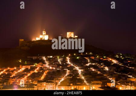 Fotografia notturna sulla fortezza di la Mota in Alcala la Real, Jaen. Foto Stock