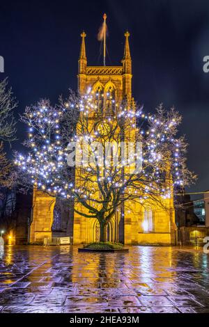 Cattedrale di Blackburn di notte con luci festive installate sull'albero Foto Stock