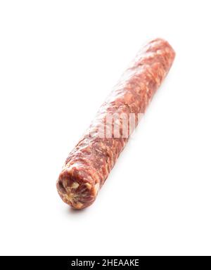 Salame di maiale. Salsiccia affumicata isolata su sfondo bianco. Foto Stock