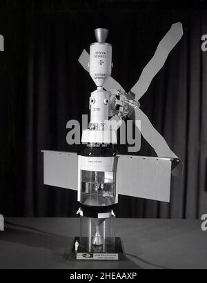Questa fotografia è di un modello dello Skylab con il modulo di comando/assistenza inserito. Nel primo tentativo di estendere l'uso di Apollo per ulteriori applicazioni, la NASA ha istituito l'Apollo Applications Program (AAP) nell'agosto del 1965. L'AAP doveva includere missioni orbitali terrestri di lunga durata durante le quali gli astronauti avrebbero fatto esperimenti scientifici, tecnologici e ingegneristici nello spazio utilizzando veicoli di lancio Saturno modificati e la navicella spaziale Apollo. Fondato nel 1970, il programma Skylab è stato il precursore dell'AAP. Gli obiettivi dello Skylab erano di arricchire i nostri kN scientifici Foto Stock