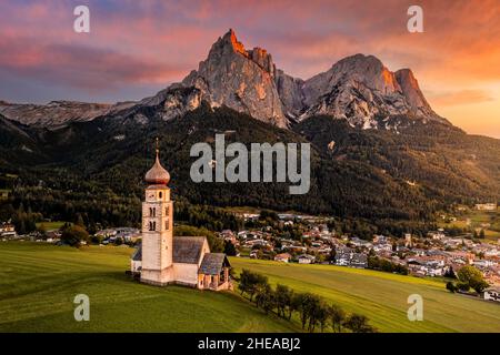 Seis am Sciliar, Italia - bellissimo tramonto e paesaggio di montagna nelle Dolomiti italiane con la Chiesa di San Valentino e il famoso Monte Sciliar con Foto Stock