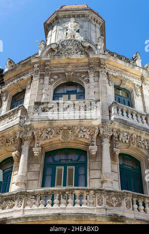 Facciata del palazzo storico nel centro della vecchia avana, Cuba. Foto Stock