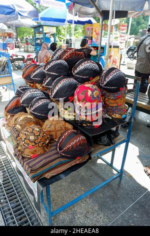 Blangkon stack, Blangkon è un copricapo fatto di batik e usato dagli uomini come parte di abbigliamento tradizionale giavanese. Foto Stock