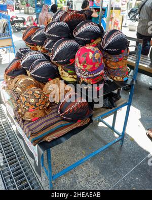 Blangkon stack, Blangkon è un copricapo fatto di batik e usato dagli uomini come parte di abbigliamento tradizionale giavanese. Foto Stock