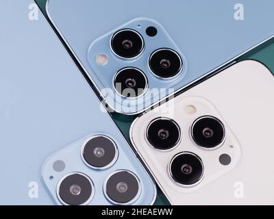 West Bangal, India - 10 gennaio 2022 : Apple iphone 13 pro in frame con sfondo colorato. Foto Stock